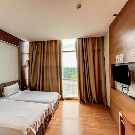 Courtyard Hotel 1Borneo Кота-Кинабалу Экстерьер фото