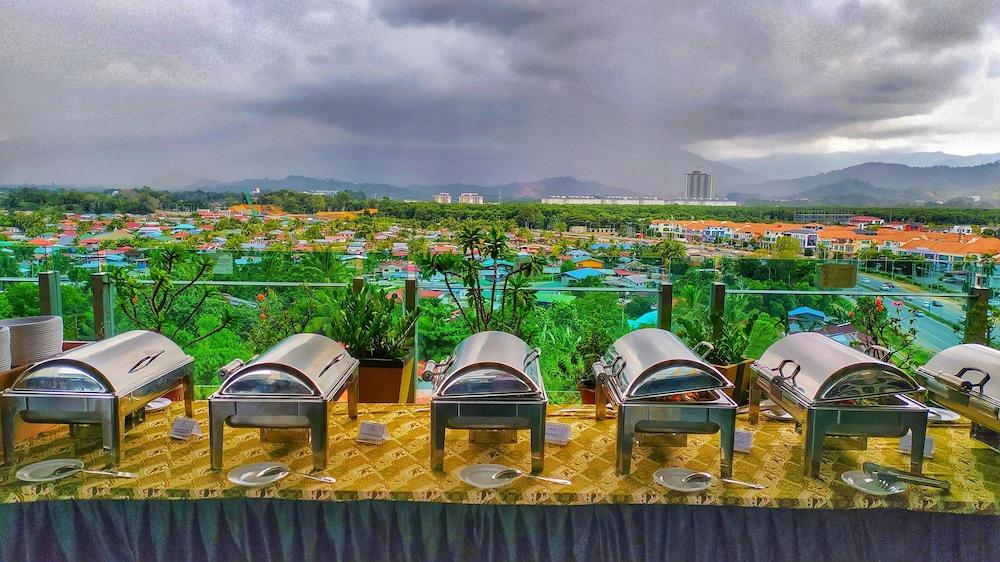 Courtyard Hotel 1Borneo Кота-Кинабалу Экстерьер фото
