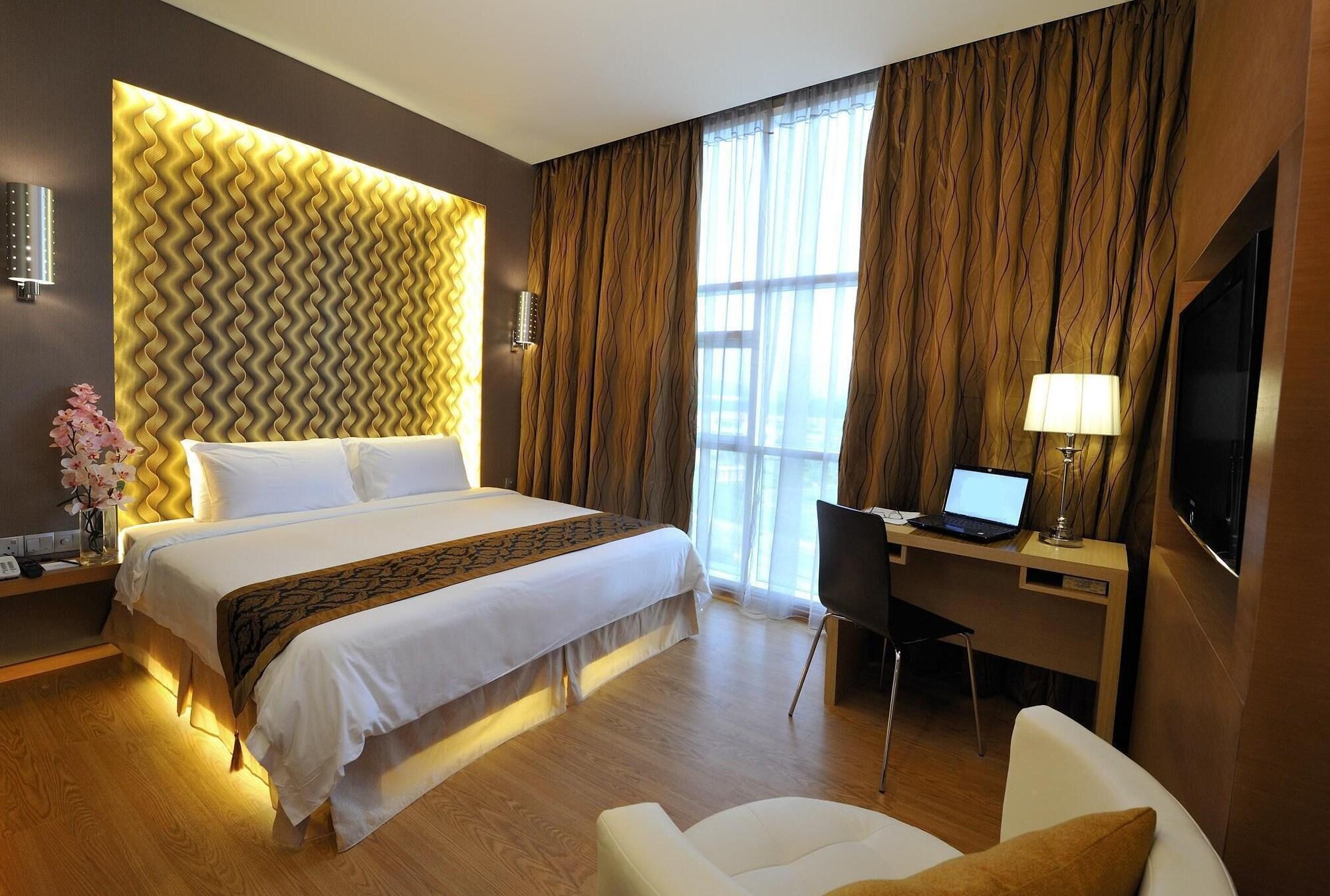 Courtyard Hotel 1Borneo Кота-Кинабалу Экстерьер фото