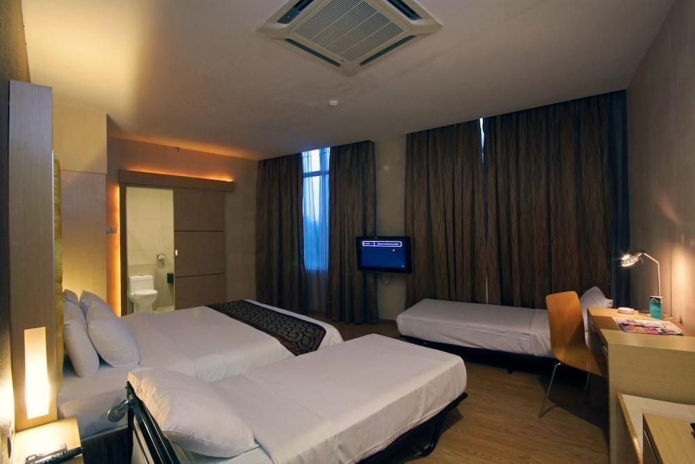 Courtyard Hotel 1Borneo Кота-Кинабалу Экстерьер фото