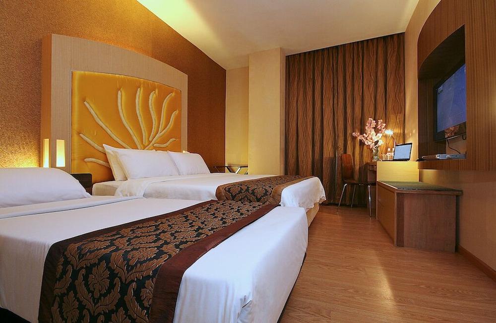 Courtyard Hotel 1Borneo Кота-Кинабалу Экстерьер фото