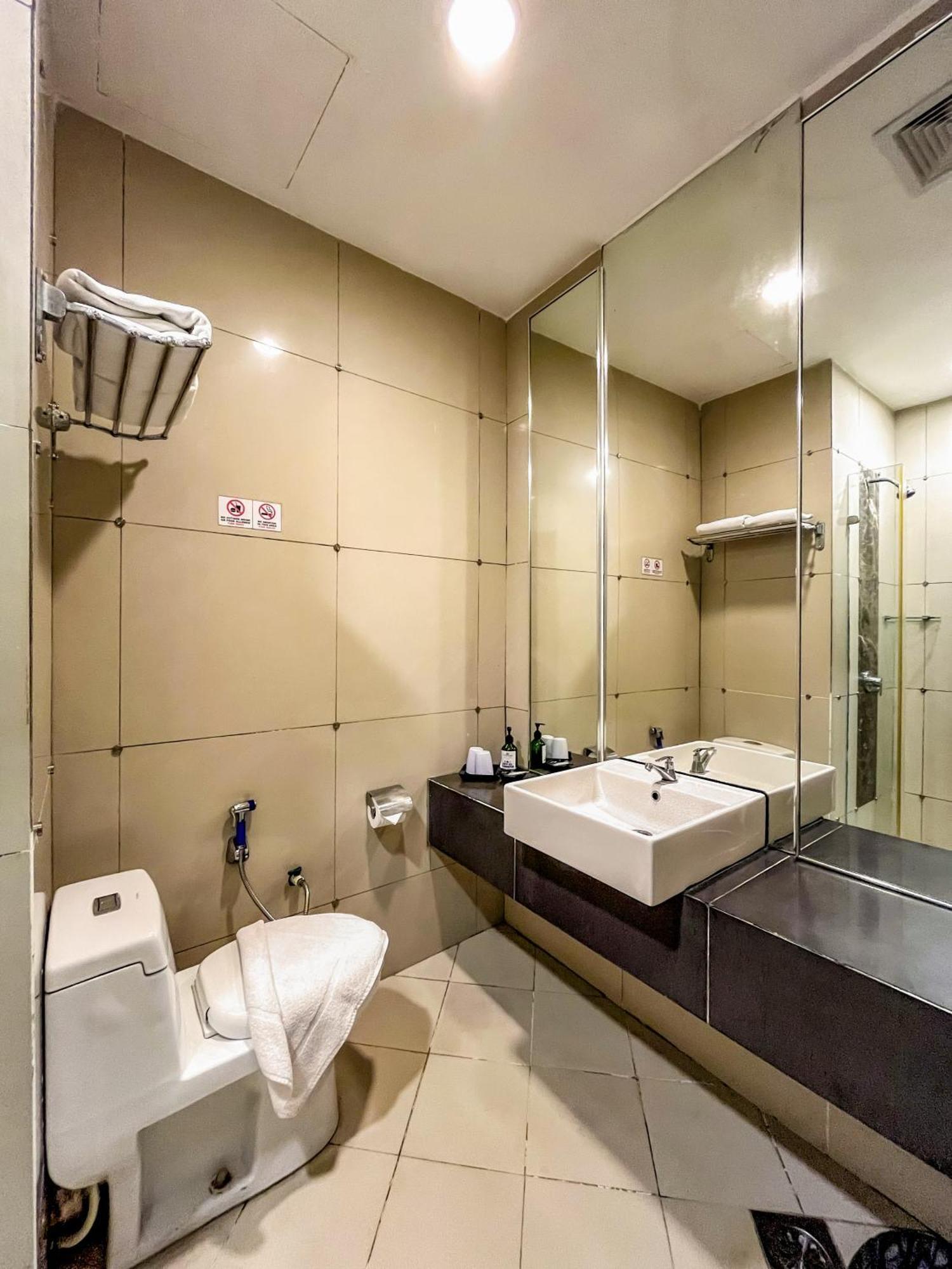 Courtyard Hotel 1Borneo Кота-Кинабалу Экстерьер фото