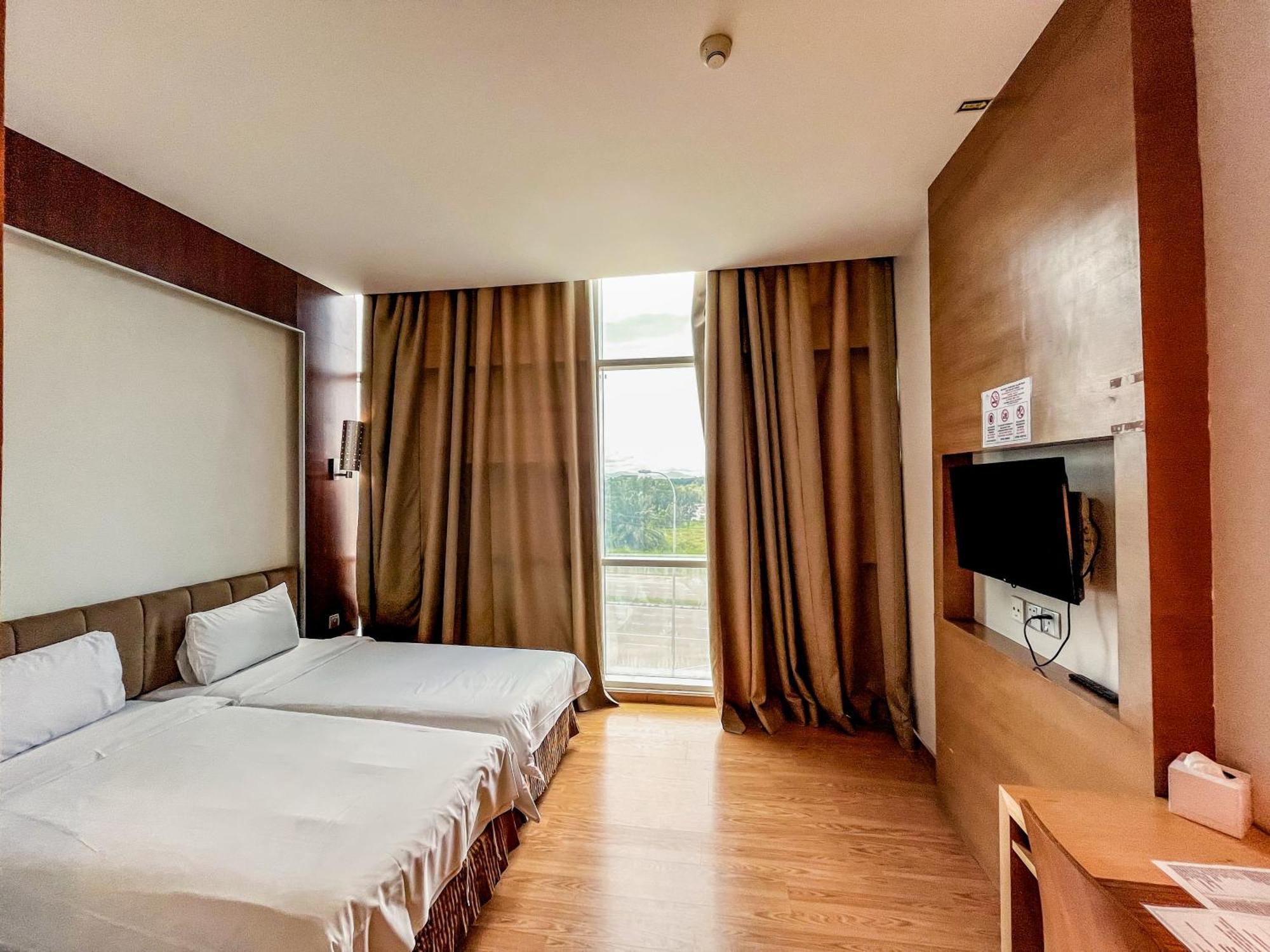 Courtyard Hotel 1Borneo Кота-Кинабалу Экстерьер фото