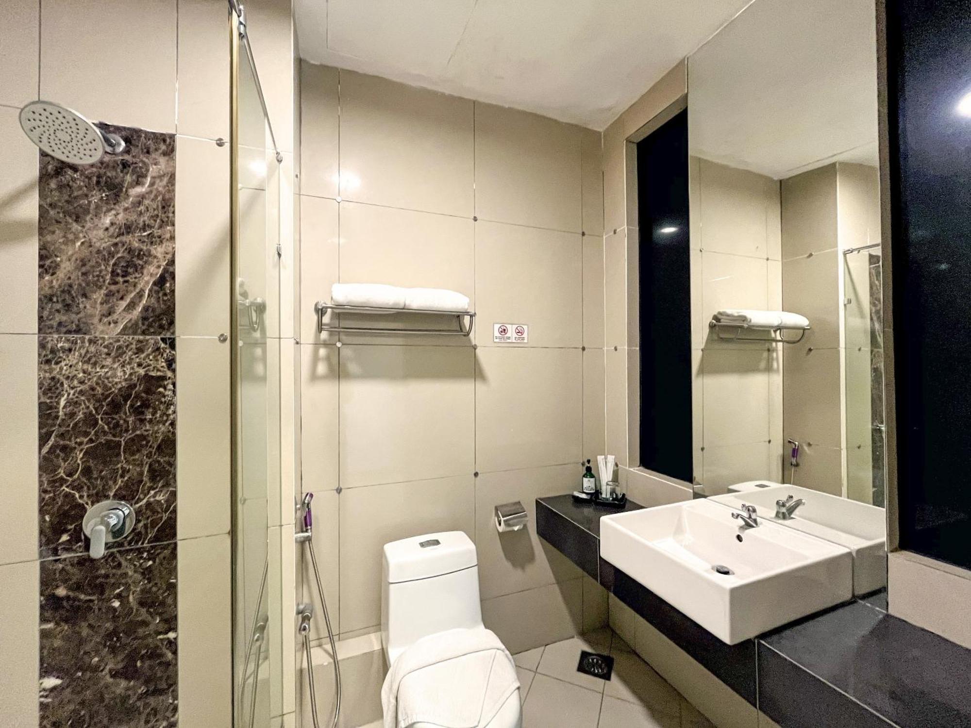 Courtyard Hotel 1Borneo Кота-Кинабалу Экстерьер фото