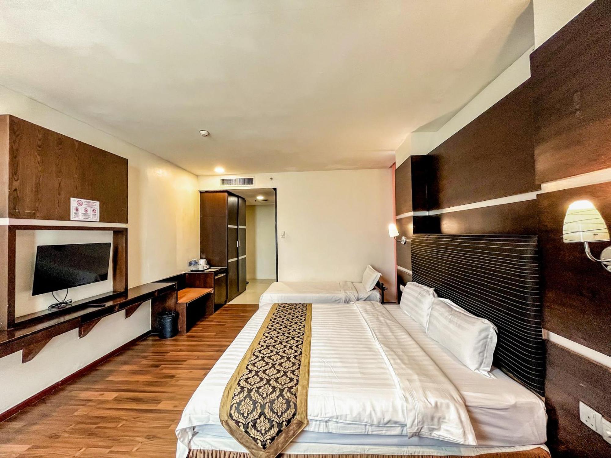 Courtyard Hotel 1Borneo Кота-Кинабалу Экстерьер фото