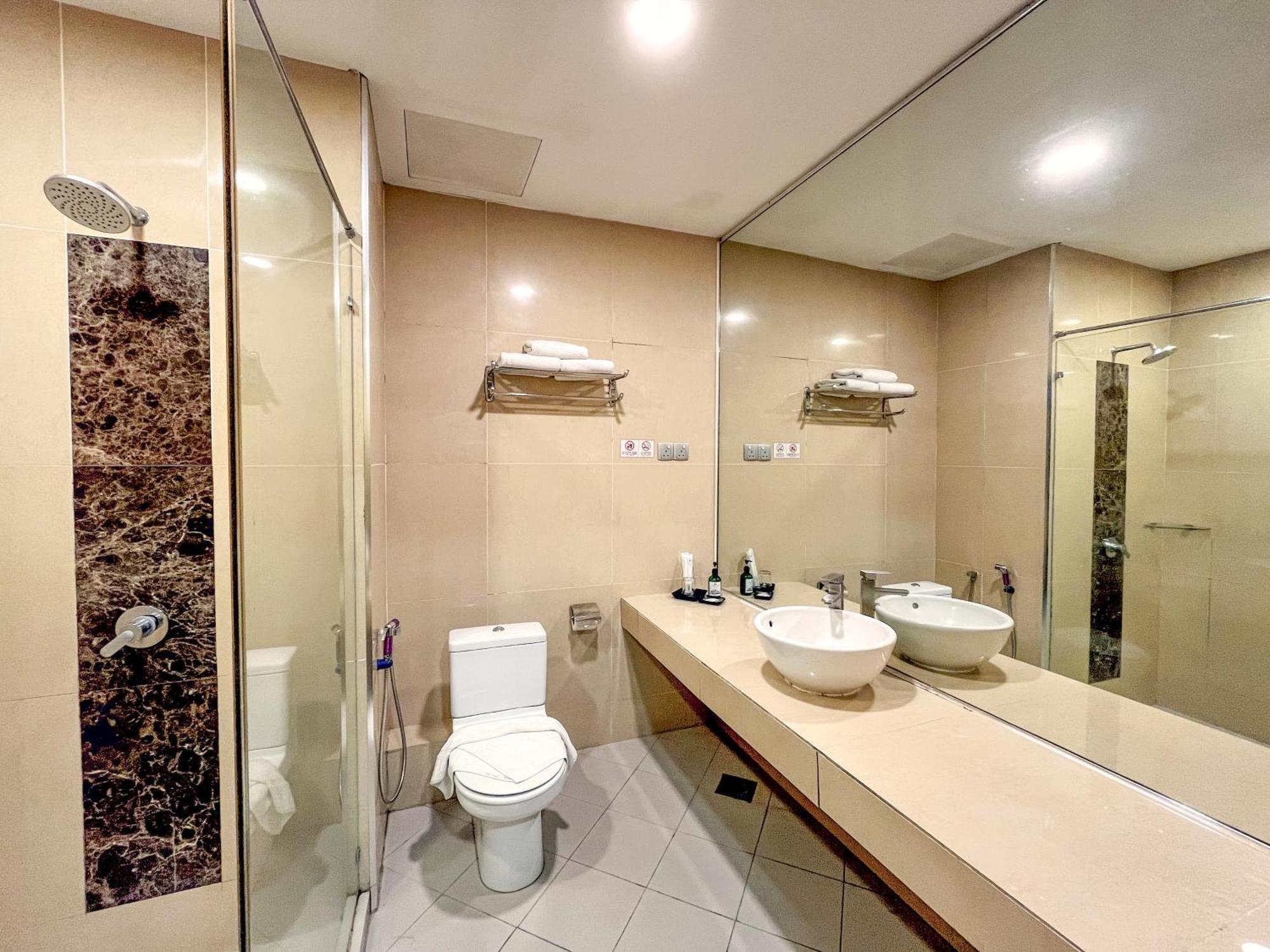 Courtyard Hotel 1Borneo Кота-Кинабалу Экстерьер фото
