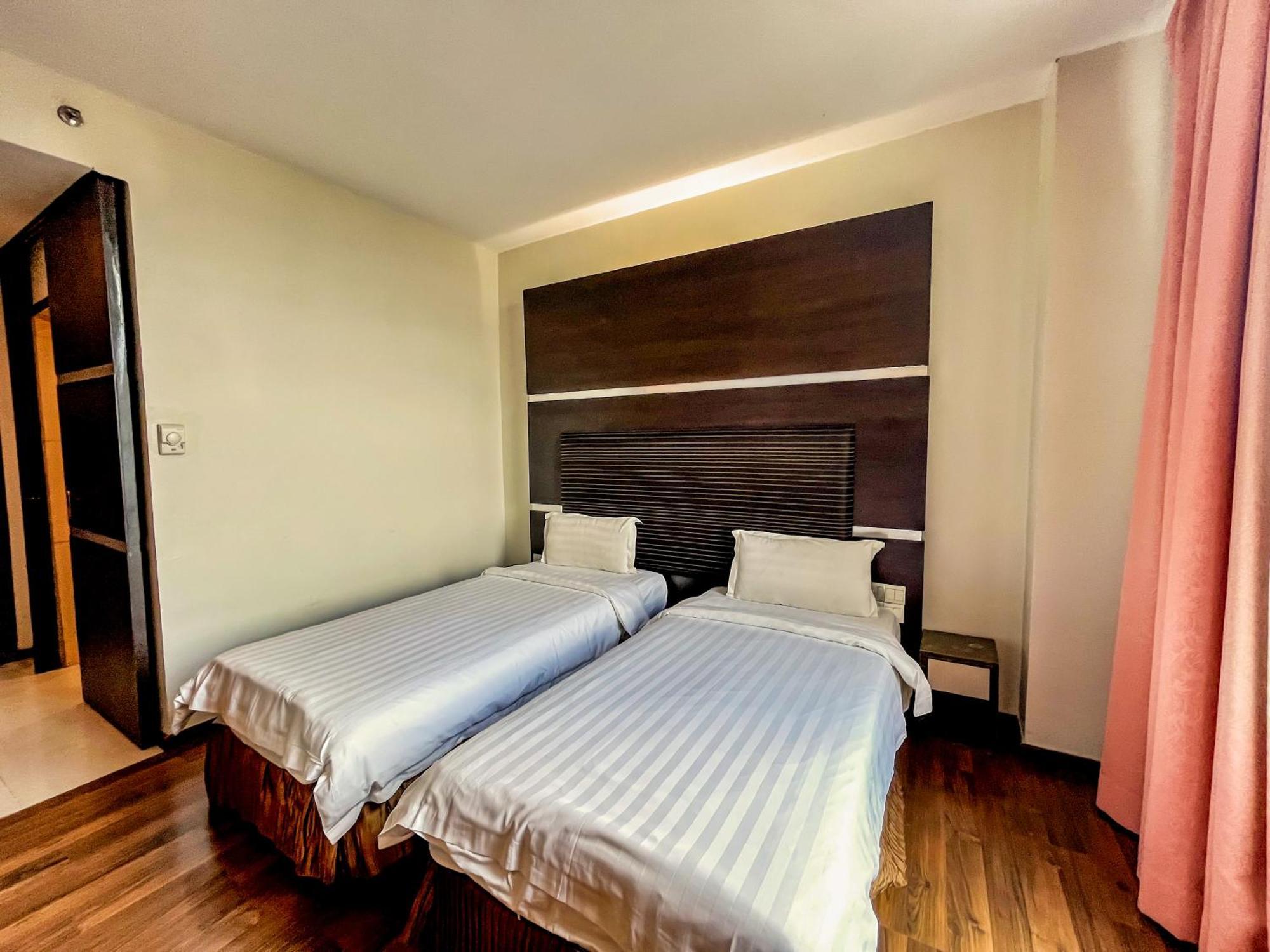 Courtyard Hotel 1Borneo Кота-Кинабалу Экстерьер фото