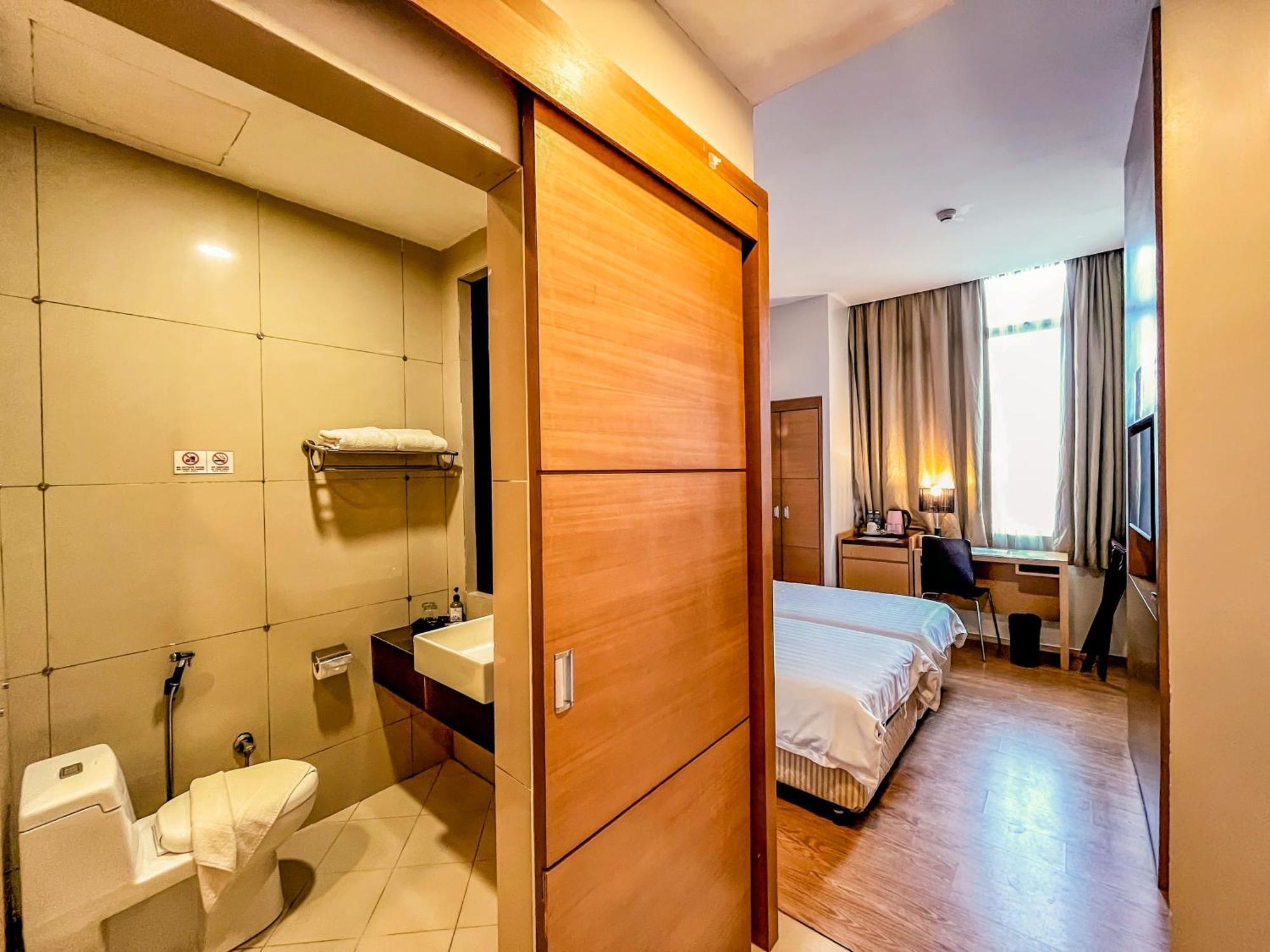 Courtyard Hotel 1Borneo Кота-Кинабалу Экстерьер фото
