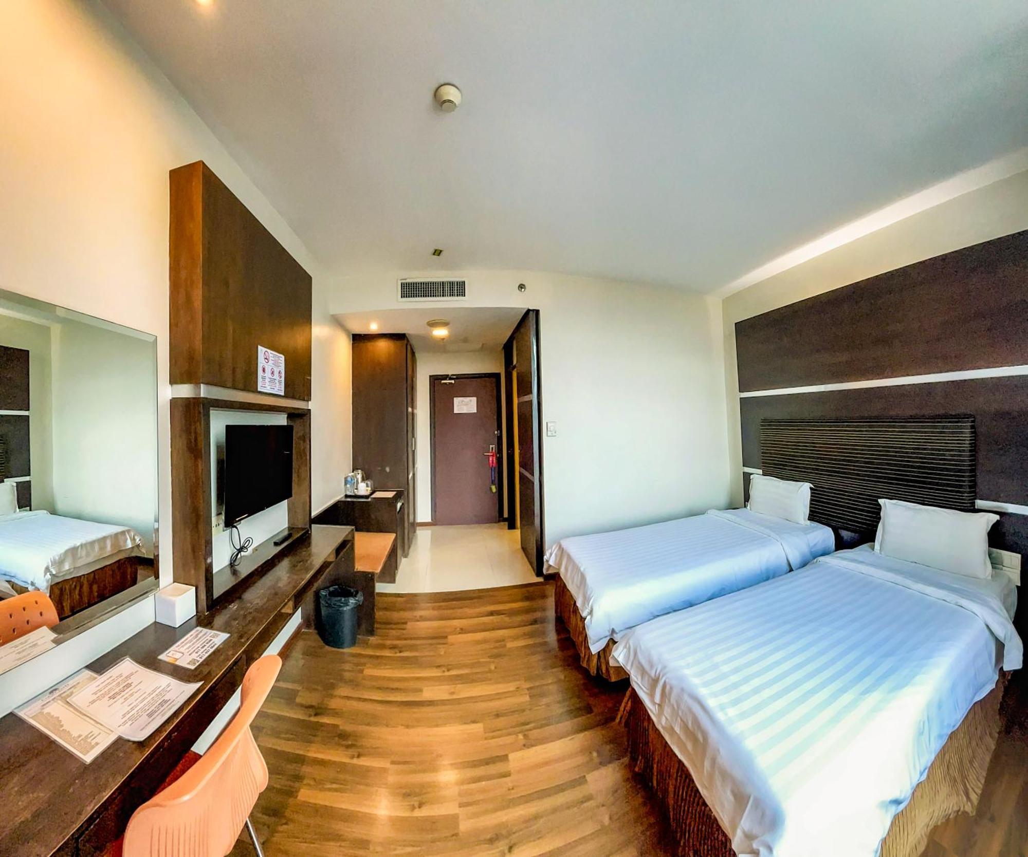 Courtyard Hotel 1Borneo Кота-Кинабалу Экстерьер фото