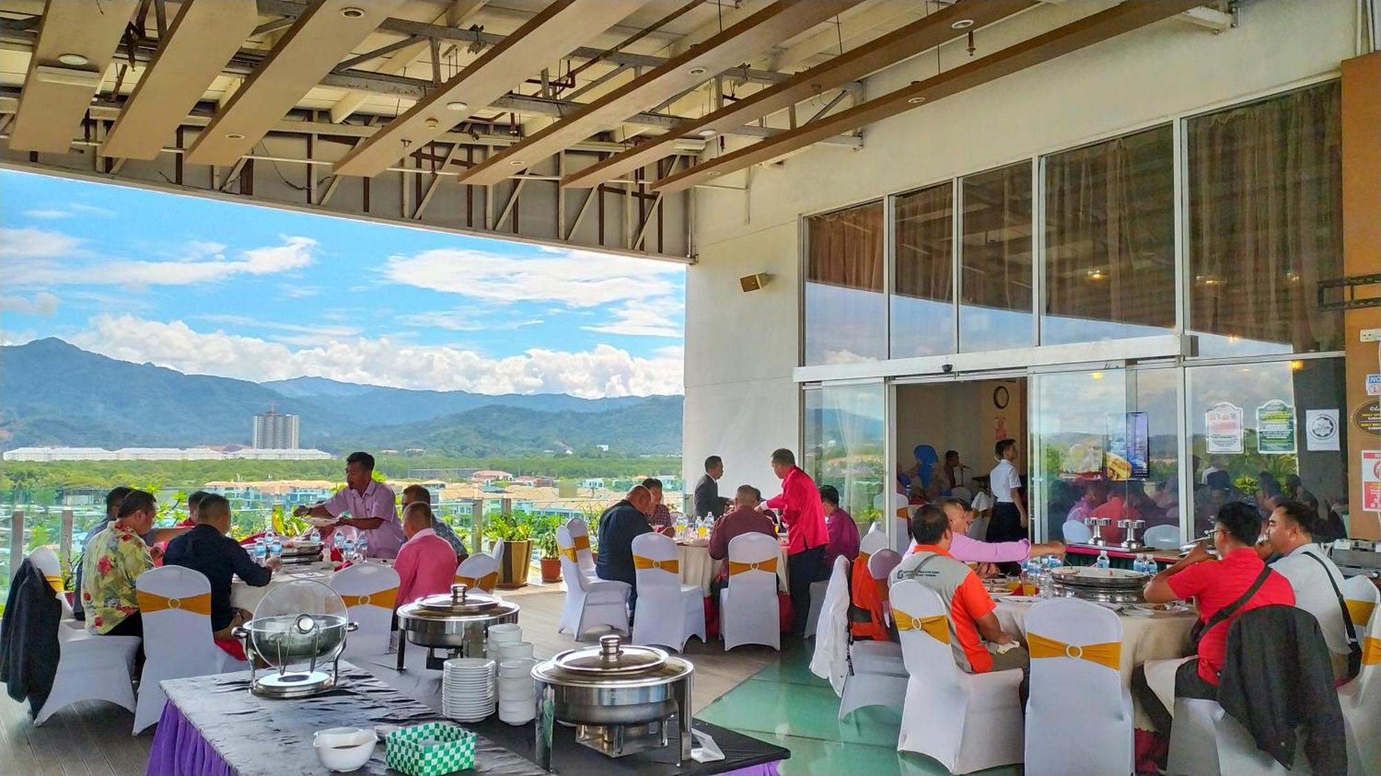 Courtyard Hotel 1Borneo Кота-Кинабалу Экстерьер фото