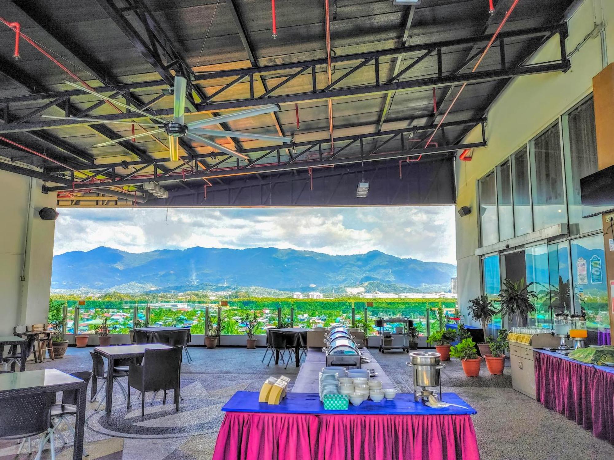 Courtyard Hotel 1Borneo Кота-Кинабалу Экстерьер фото
