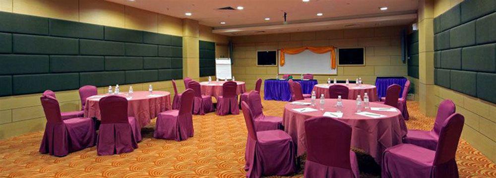 Courtyard Hotel 1Borneo Кота-Кинабалу Экстерьер фото